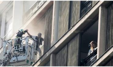 Un incendio en un gran edificio del centro de Santiago obligó al rescate de un centenar de personas