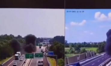 Tragedia en el norte de Italia: un avión ligero se estrelló sobre una autopista y causó dos muertes