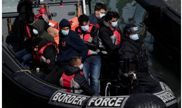 El Reino Unido impuso sanciones contra individuos y empresas acusados de facilitar las redes de tráfico de migrantes