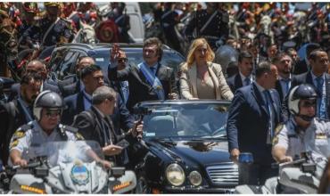 Los hermanos Milei y Luis Caputo en un descapotable: el ingreso triunfal que prepara el Gobierno en La Rural