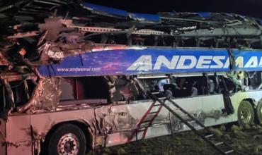 Trágico accidente en Santa Cruz: tres muertos tras el choque entre un micro y un camión en la Ruta 3