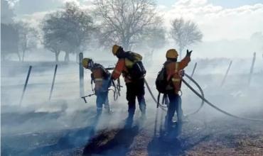 Emergencia por incendios en Salta: intensificaron operativos por viento zonda, fuego y evacuaciones
