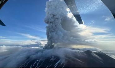 Rusia en máxima alerta: el volcán Kracheninnikov entró en erupción tras 450 años