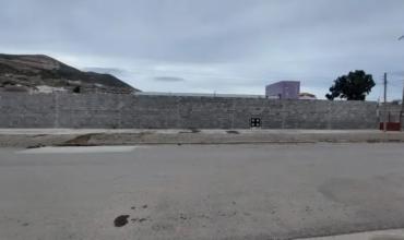 Inseguridad y miedo: construyeron un muro alrededor de un jardín de infantes para protegerlo de las balaceras en Comodoro Rivadavia