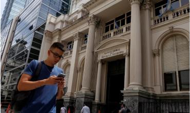 El Gobierno recibirá el lunes el segundo desembolso del FMI y hará una operación de deuda para sumar reservas netas