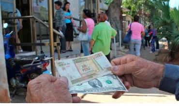 Crisis en Cuba: el peso alcanza un mínimo histórico mientras la dolarización gana terreno en la isla