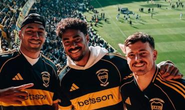 La curiosa escena de los All Blacks en Buenos Aires: levantaron un auto atascado en plena calle
