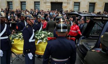 Emotivo adiós a Miguel Uribe Turbay: el gesto de su hijo Alejandro que conmovió en la Catedral Primada