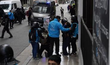 Tensión en la marcha de jubilados frente al Congreso: la policía aplicó el protocolo antipiquetes y hay detenidos