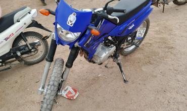  Motociclista sufre caída tras chocar con camioneta en Barrio Puerta de la Quebrada