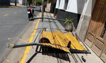Motociclista perdió el control y chocó contra un kiosco en pleno centro de la ciudad