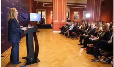 Sin Javier Milei, diputados electos de LLA se reunieron en Casa Rosada, les regalaron una Constitución y no hablaron de extraordinarias