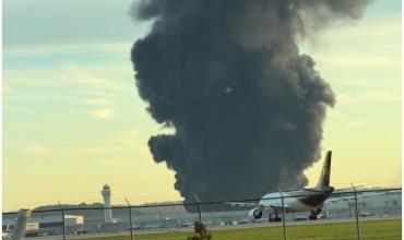 Tremendo accidente de un avión carguero que se estrelló cuando despegaba en Estados Unidos