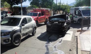 Una mujer resultó herida tras un choque entre dos autos en el centro de la ciudad