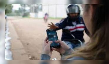 Motochorros arrebataron el celular a una joven por Avenida Angelelli