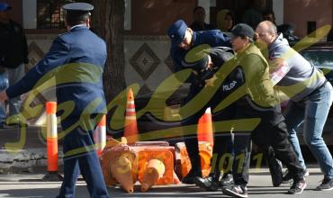 Informan sobre el estado de salud de los policías heridos por manifestantes del asentamiento 1° de diciembre