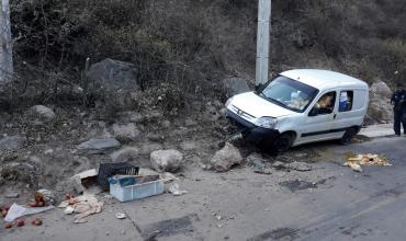 Una camioneta volcó en la zona de La Quebrada