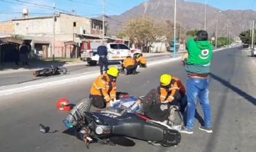 Siniestro vial: colisión entre dos motocicletas deja varios heridos 