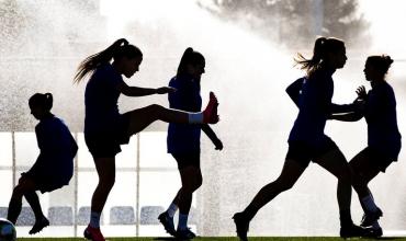 Escándalo en Chile: ex DT de la selección de fútbol femenino condenado por violar a una menor volvió a trabajar como entrenador de niñas en un importante club