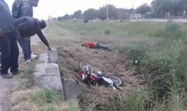 Increíble: impactó contra una alcantarilla y se quedó dormido