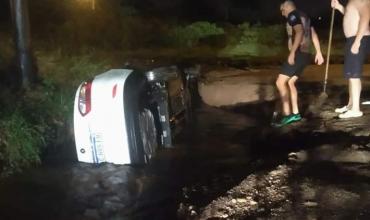 El auto de un abogado se hundió en una calle por las lluvias: “Fue como si se lo hubiera tragado la tierra”