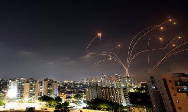Así funciona la Cúpula de Hierro que defiende a Israel: el momento en que intercepta un misil de Hamas sobre Ashkelon