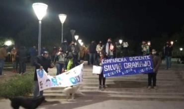 Docentes de Chepes realizaron una marcha de antorchas