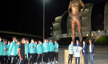 La Selección Argentina, Messi y la estatua de Maradona, en una imagen para la historia