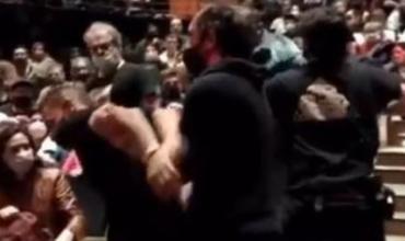 La pelea a trompadas entre dos espectadores durante el homenaje a Charly García en el CCK