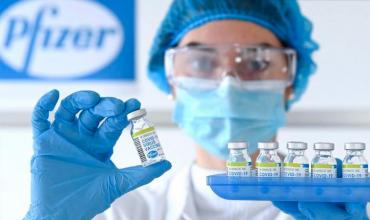 Pfizer anunció que su tercera dosis "neutraliza" a Ómicron