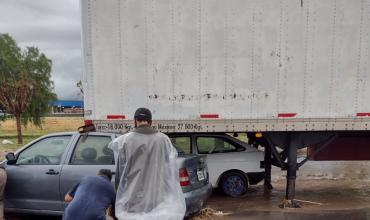 Consecuencia de las lluvias: gran cantidad de autos varados en la fábrica Ritex