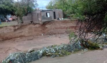 Una vivienda quedó al borde del derrumbe por las lluvias