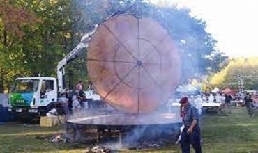 Nuevo récord: La torta frita más grande del mundo se hizo en la Argentina