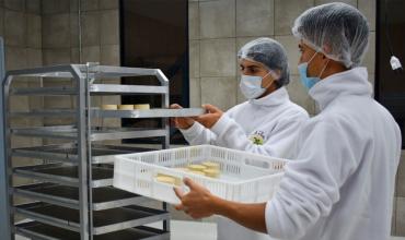 Inauguran la primera fábrica regional que produce quesos 100% a base de plantas