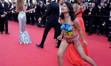 El desnudo que sacudió la alfombra roja de Cannes