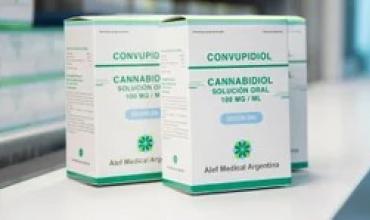 Carla Vizzotti entregó un cargamento de aceite de cannabis medicinal en el Hospital Posadas