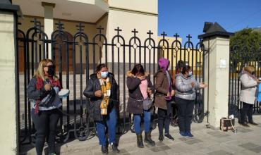 Protesta de Autoconvocados: Docentes de Aimogasta se encadenaron a las rejas de la Capilla 