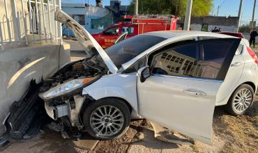 La Rioja: conductora perdió el control del vehículo y terminó contra una casa