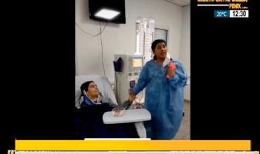 La Rioja: La enfermera que se hizo viral por cantarles a los pacientes