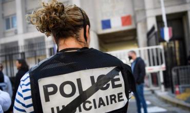 París: Hallaron un cadáver casi decapitado en un baúl