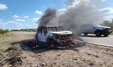 Catuna: Una familia viajaba desde Santa Cruz a Salta pero el auto se les incendió por completo