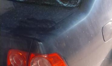 Chepes: Camionero chocó con automóvil, se bajó y le rompió la luneta de una pedrada