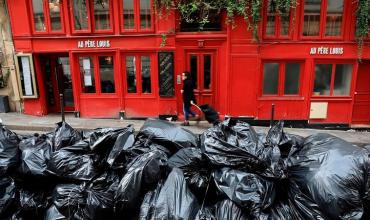 Francia: hay 10 mil toneladas de basura en la calles de París y el olor es insoportable