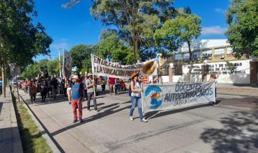 Multiples marchas y cortes de ruta en la ciudad capital de La Rioja por protesta de docentes y médicos 
