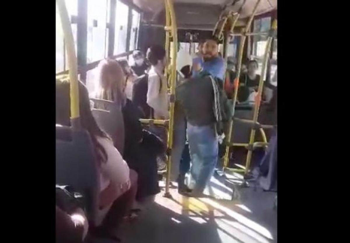 Defendió a una pasajera que no quiso pagar el boleto de colectivo y el chofer lo golpeó