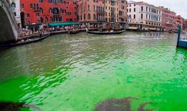 Un misterioso líquido verde fosforescente apareció en el Gran Canal de Venecia