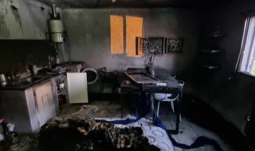 Una mujer sufrió quemaduras y fue trasladada al hospital tras el incendio de su departamento