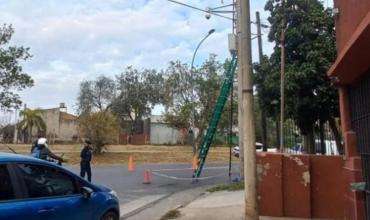 Tragedia en Córdoba: instalaba un domo policial, recibió una fuerte descarga eléctrica y murió