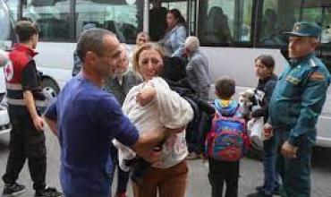 Armenia ya recibió a casi 400 refugiados que huyeron de Nagorno Karabaj tras los ataques de Azerbaiyán