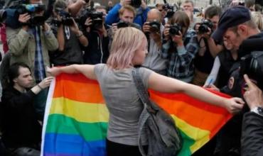 Ofensiva en Rusia contra el movimiento LGTBIQ+: allanan bares gays en Moscú